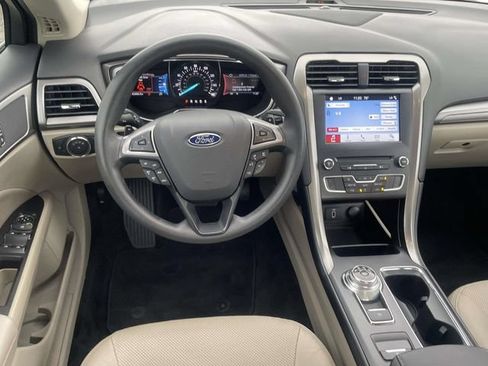 Used 2017 Ford Fusion SE w/ Fusion SE Technology Package FWD image 13