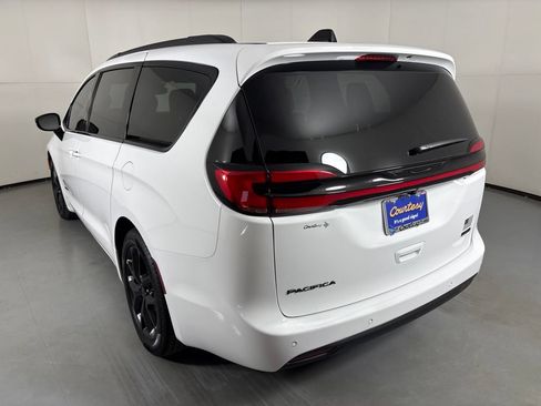 New 2027 Chrysler Pacifica Select FWD image 6