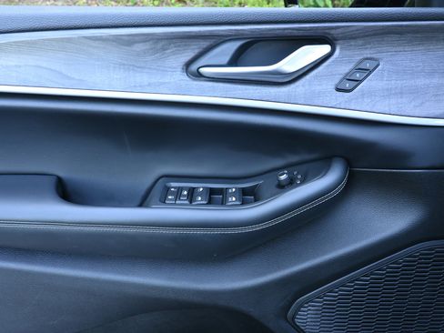 Used 2023 Jeep Grand Cherokee Limited image 15