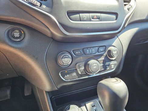 Used 2019 Jeep Cherokee Latitude Plus image 38