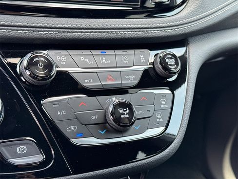 New 2025 Chrysler Pacifica Select image 31