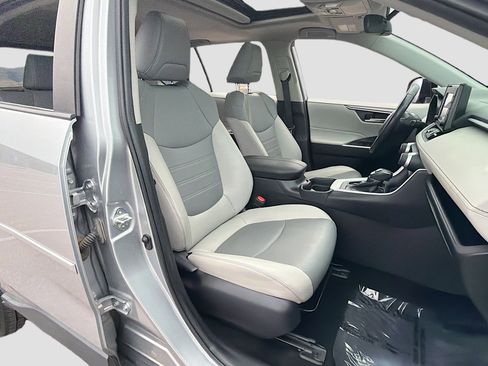 Used 2020 Toyota RAV4 XLE Premium image 32