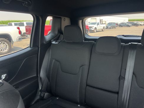 Used 2022 Jeep Renegade Altitude w/ Convenience Group AWD/4WD image 15