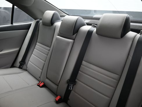 Used 2017 Toyota Camry SE image 17