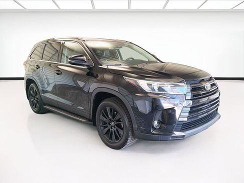 Used 2019 Toyota Highlander SE FWD image 3