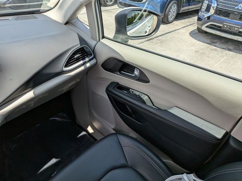 Used 2023 Chrysler Pacifica Touring-L FWD image 20