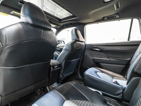 Used 2025 Toyota Highlander XSE AWD/4WD image 14