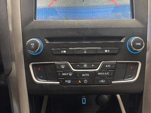 Used 2018 Ford Fusion SE w/ Fusion SE Technology Package image 23