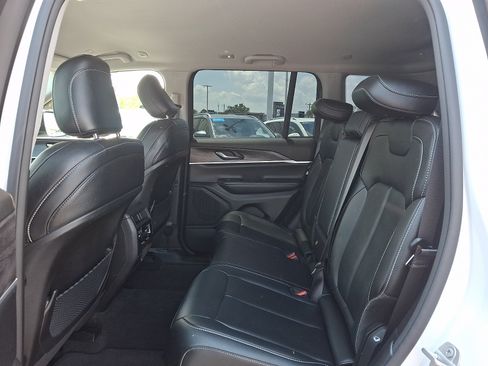 Used 2023 Jeep Grand Cherokee Limited w/ Black Appearance Package AWD/4WD image 10