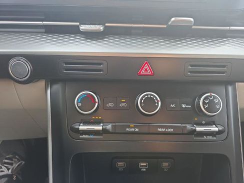 Used 2023 Kia Carnival LX image 27