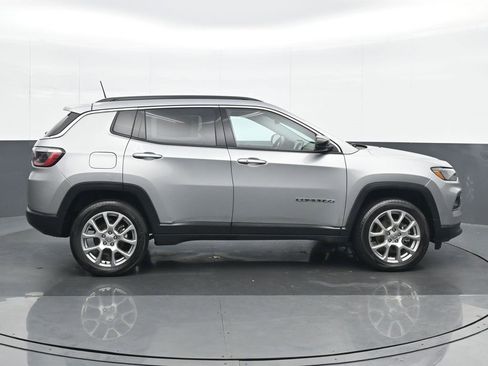 Used 2022 Jeep Compass Latitude image 7