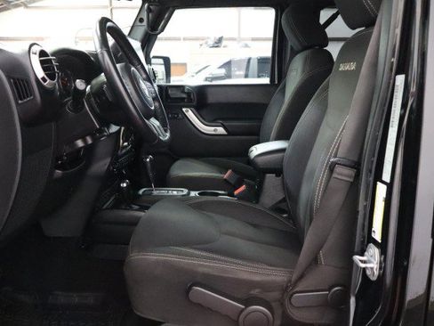 Used 2017 Jeep Wrangler Unlimited Sahara w/ Connectivity Group AWD/4WD image 6