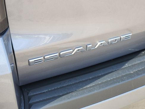 Used 2020 Cadillac Escalade ESV Premium Luxury image 13