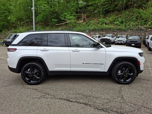 Certified 2023 Jeep Grand Cherokee Limited w/ Black Appearance Package AWD/4WD image 8