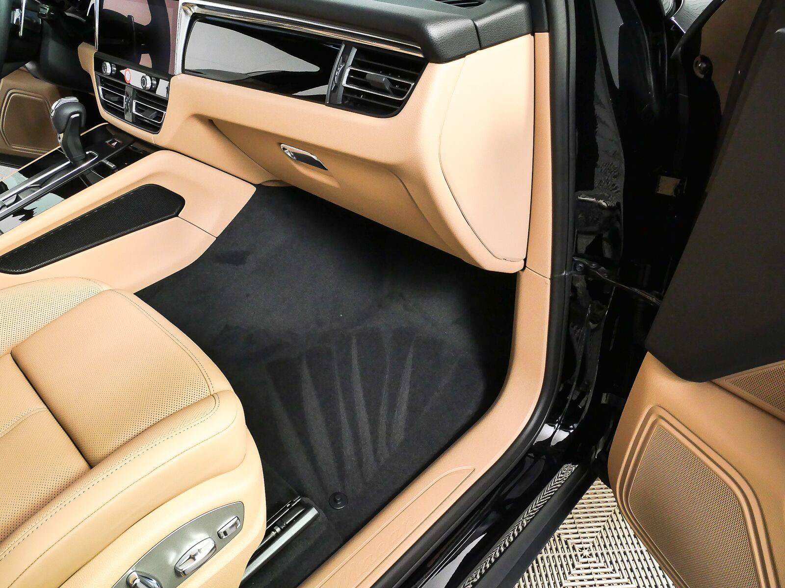 New 2026 Porsche Macan Turbo AWD/4WD image 26