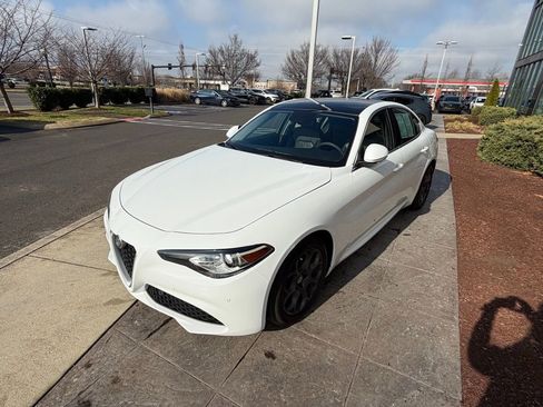 Used 2017 Alfa Romeo Giulia image 6