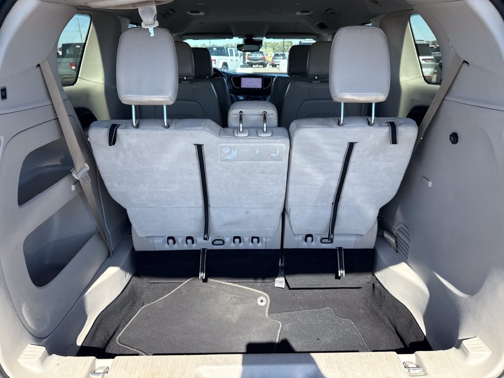 Used 2021 Chrysler Pacifica Touring-L FWD image 23