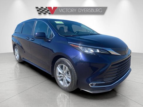 Used 2023 Toyota Sienna XLE image 1
