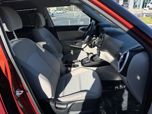 Used 2023 Kia Soul LX w/ LX Technology Package image 32