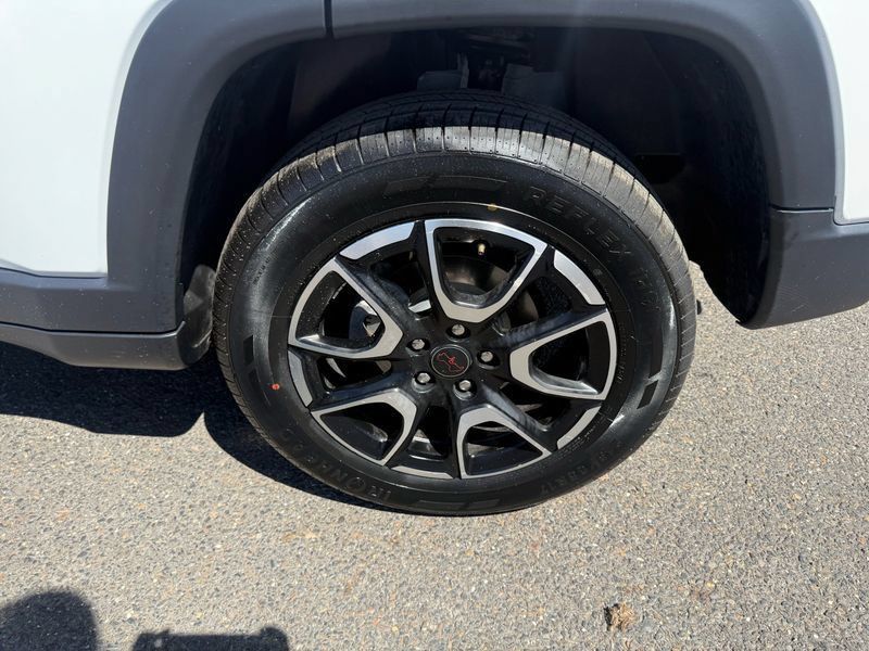 Used 2025 Jeep Compass Trailhawk AWD/4WD image 16