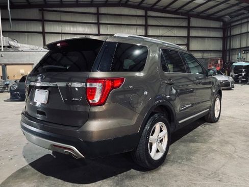 Used 2016 Ford Explorer XLT image 7