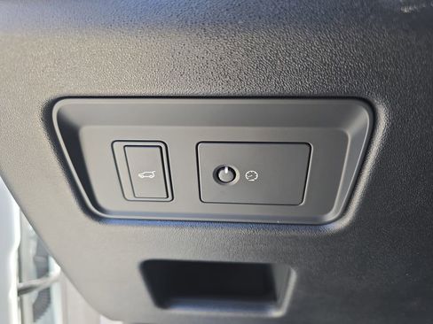 Used 2025 Land Rover Discovery Dynamic SE image 28