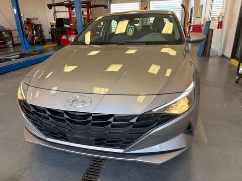 Used 2023 Hyundai Elantra SEL w/ Convenience Package FWD image 5