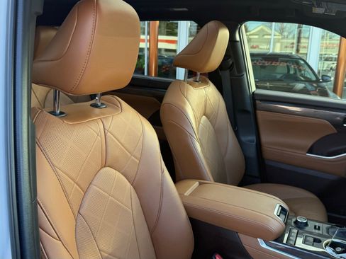 Used 2022 Toyota Highlander Platinum image 19