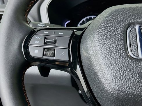 Used 2025 Honda Pilot TrailSport image 15