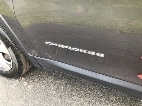 Used 2019 Jeep Cherokee Limited w/ Technology Group image 48