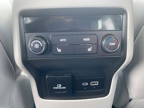 Used 2023 GMC Acadia SLT w/ Preferred Package image 13