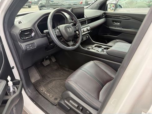 Used 2025 Honda Pilot Black Edition image 2