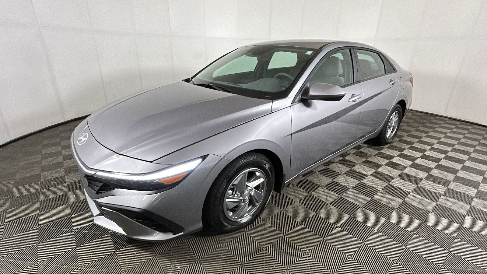 Certified 2024 Hyundai Elantra SE FWD image 8