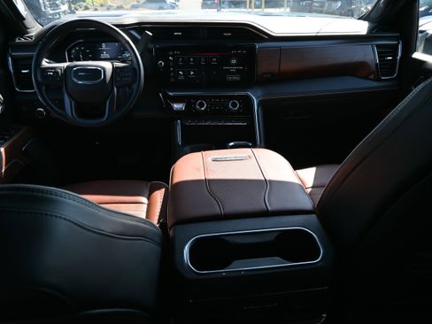 Used 2025 GMC Sierra 2500 Denali Ultimate image 3