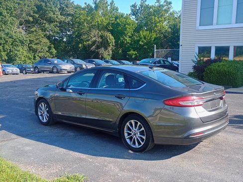 Used 2017 Ford Fusion SE w/ Fusion SE Technology Package FWD image 3
