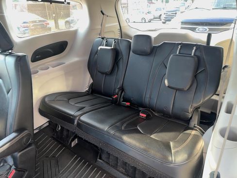 Used 2018 Chrysler Pacifica Touring-L Plus FWD image 14
