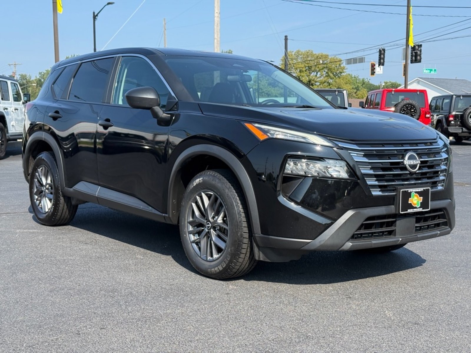 Used 2024 Nissan Rogue S AWD/4WD image 2