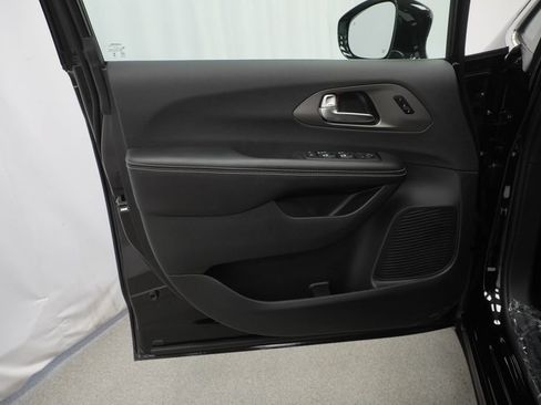 New 2027 Chrysler Pacifica Select AWD/4WD image 28