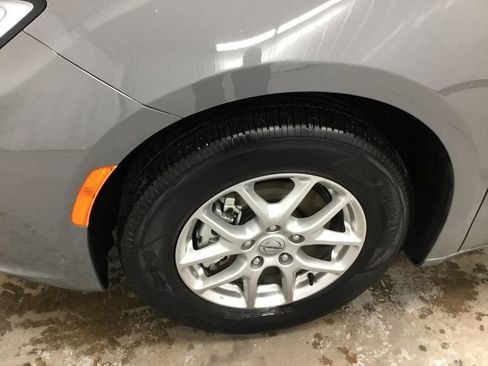 Used 2025 Chrysler Pacifica Select FWD image 4