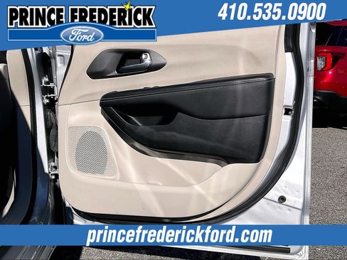 Used 2024 Chrysler Pacifica Touring-L image 21