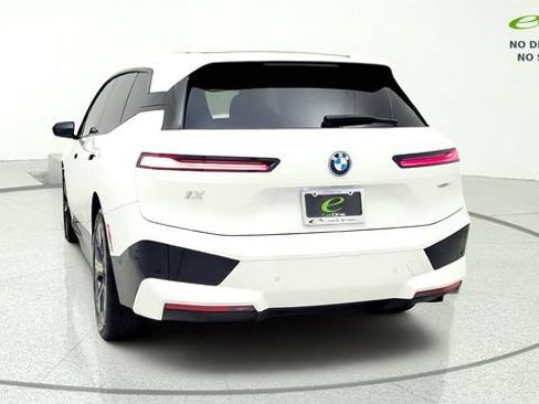 Used 2023 BMW iX xDrive50 w/ Sport Package AWD/4WD image 7