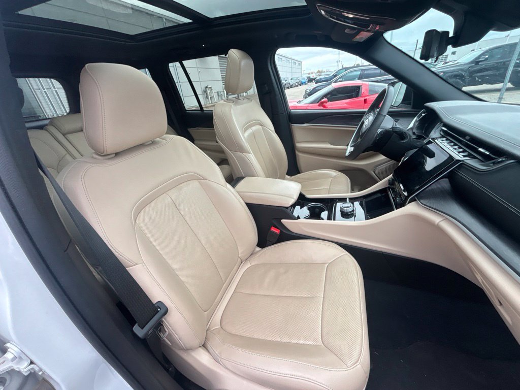 Used 2023 Jeep Grand Cherokee Limited w/ Luxury Tech Group II AWD/4WD image 18