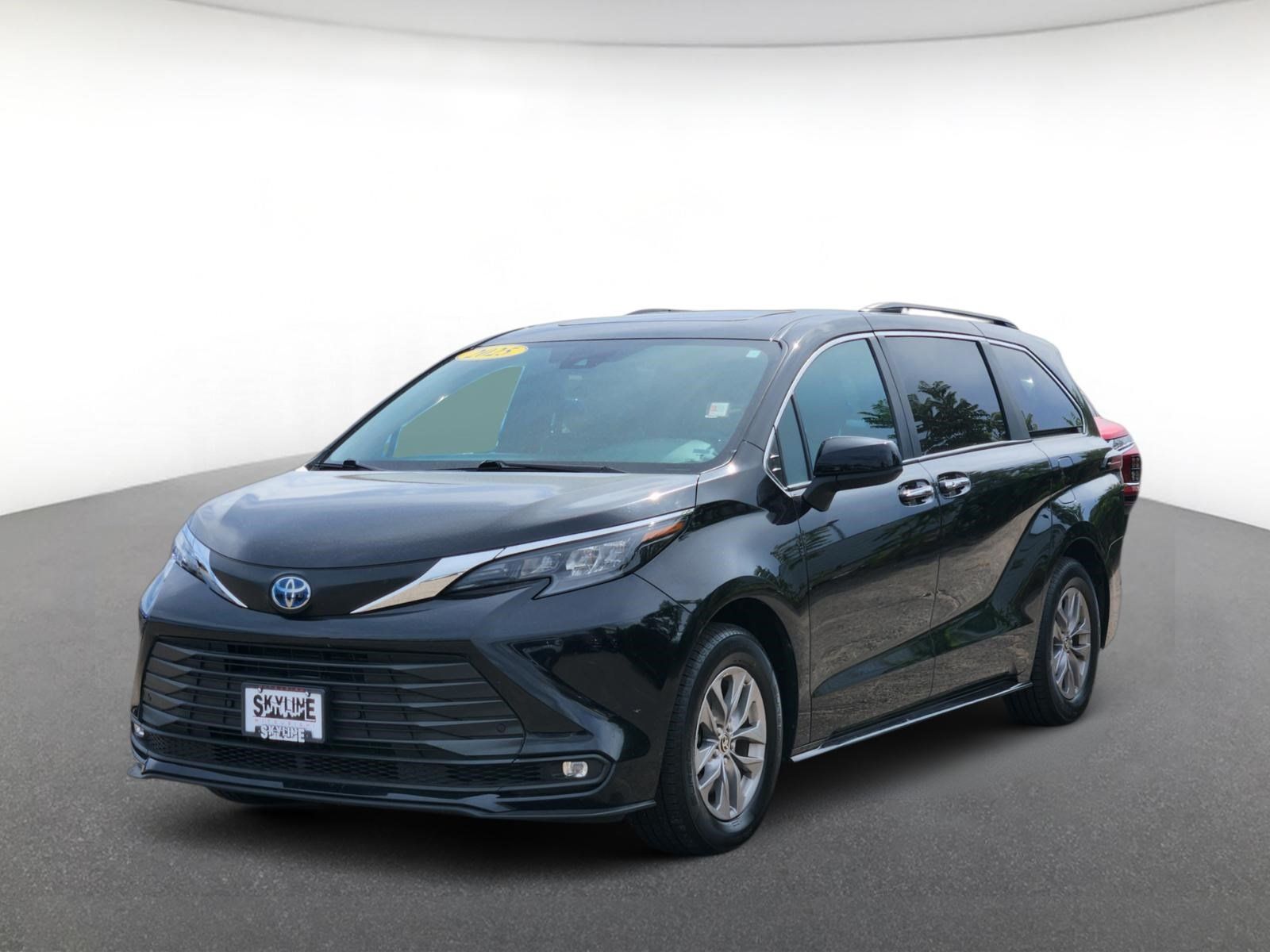 Used 2025 Toyota Sienna XLE FWD image 2