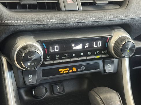 Used 2021 Toyota RAV4 XLE w/ Convenience Package FWD image 19