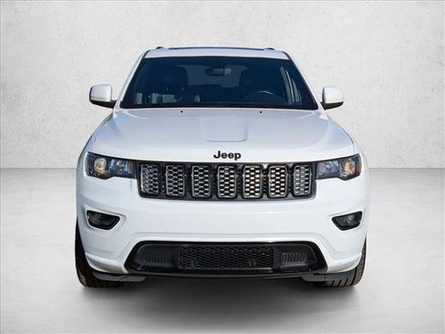 Used 2018 Jeep Grand Cherokee Altitude RWD image 2