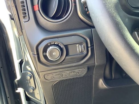 Used 2025 Jeep Wrangler Unlimited Rubicon w/ Convenience Group AWD/4WD image 15