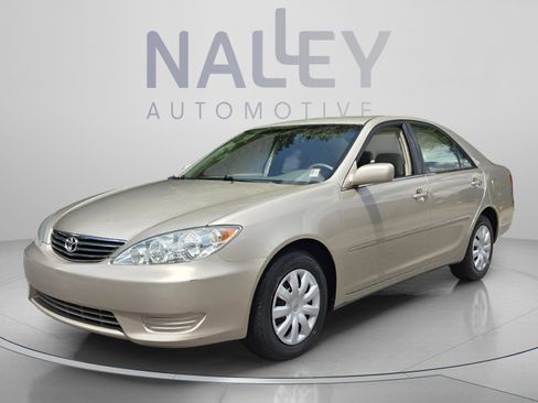 Used 2005 Toyota Camry LE FWD image 1