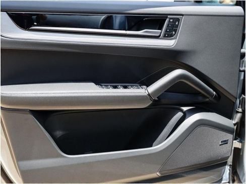 Certified 2025 Porsche Cayenne AWD/4WD image 22