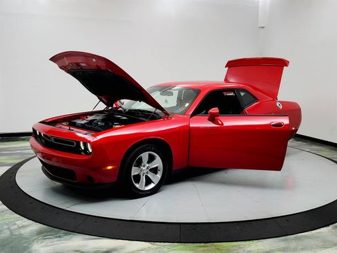 Used 2021 Dodge Challenger SXT RWD image 9