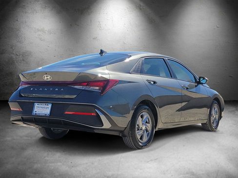 New 2026 Hyundai Elantra SE image 3